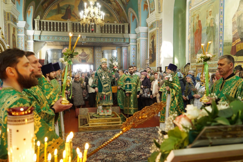 В праздник Входа Господня в Иерусалим епископ Серафим совершил Божественную литургию в Успенском кафедральном соборе 