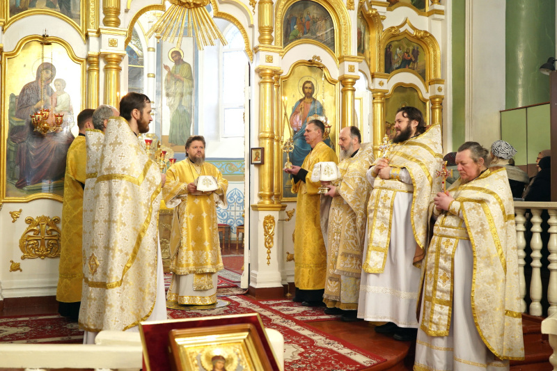 В день памяти апостола Андрея Первозванного епископ Серафим совершил Божественную литургию в Успенском кафедральном соборе