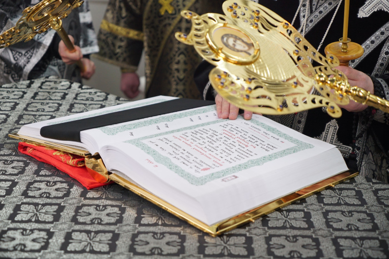 Накануне Великого Четверга епископ Серафим совершил вечернее богослужение в Успенском кафедральном соборе