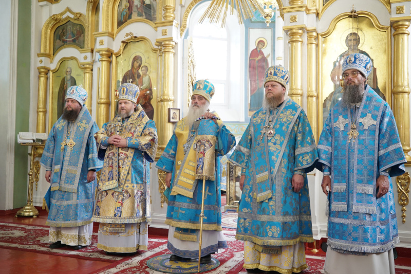 В праздник Успения Пресвятой Богородицы собор архипастырей в сослужении духовенства Алтайской митрополии совершил Божественную литургию в Успенском кафедральном соборе 