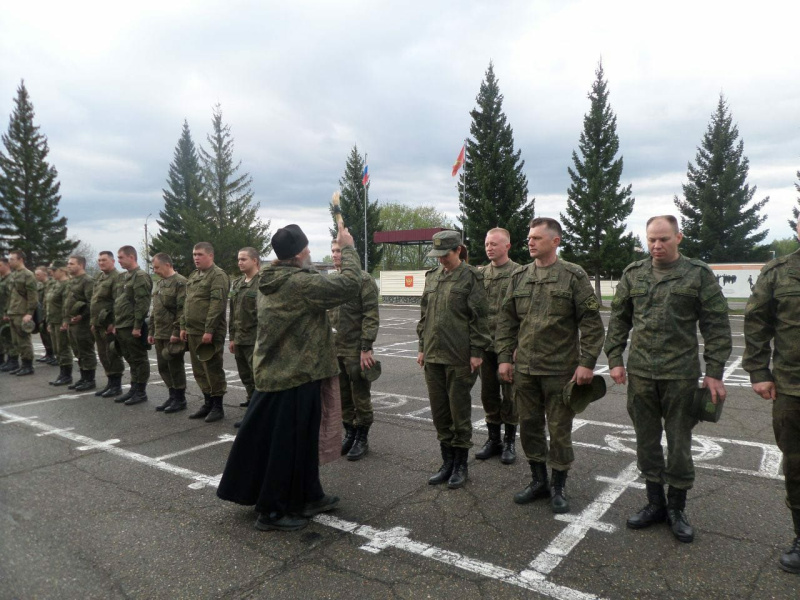 Руководитель отдела по взаимодействию с вооруженными силами и правоохранительными органами принял участие в построении личного состава воинской части и совершил благодарственный молебен 