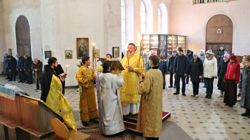 Накануне празднования иконы Пресвятой Богородицы "Всех скорбящих Радость" епископ Серапион совершил всенощное бдение в храме Покрова Пресвятой Богородицы города Бийска