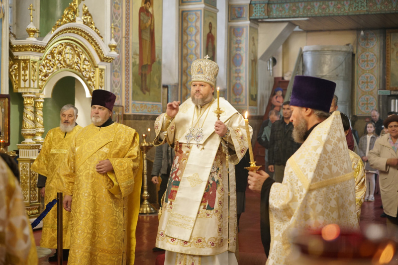 Накануне Недели 14-й по Пятидесятнице епископ Серафим совершил всенощное бдение в Успенском кафедральном соборе