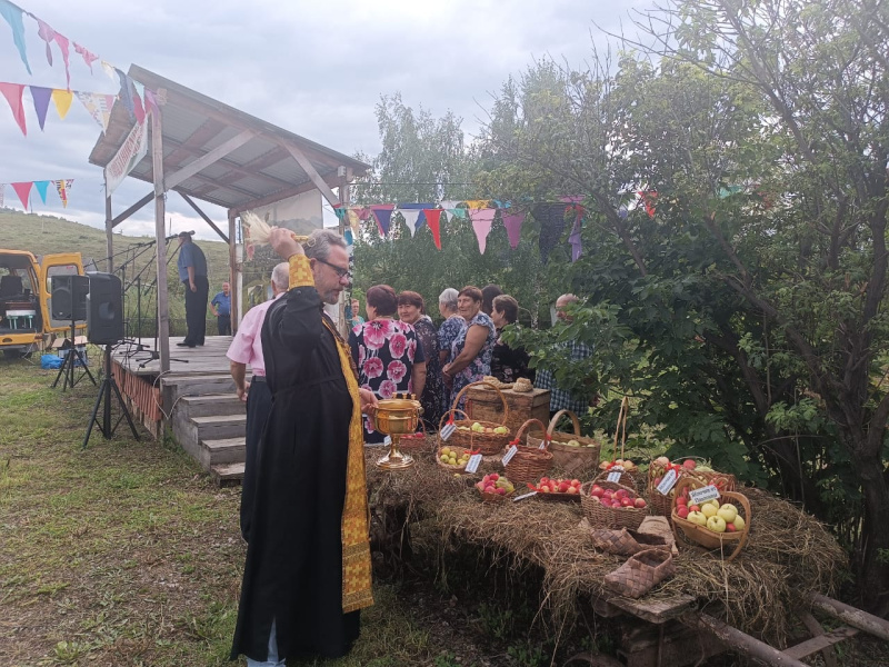 В праздник Преображения Господня настоятель храма святителя Николая Чудотворца села Солонешное посетил ярмарку «Яблочный пир» в селе Сибирячиха 