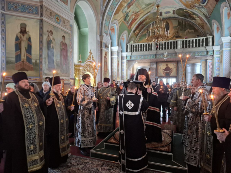 В понедельник первой седмицы Великого поста епископ Серафим совершил великое повечерие с чтением канона святого Андрея Критского в Успенском кафедральном соборе 