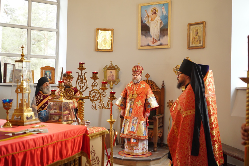 Накануне пятницы Светлой седмицы епископ Серафим совершил вечернее богослужение в храме Покрова Пресвятой Богородицы Свято-Макарьевской монашеской общины города Бийска 