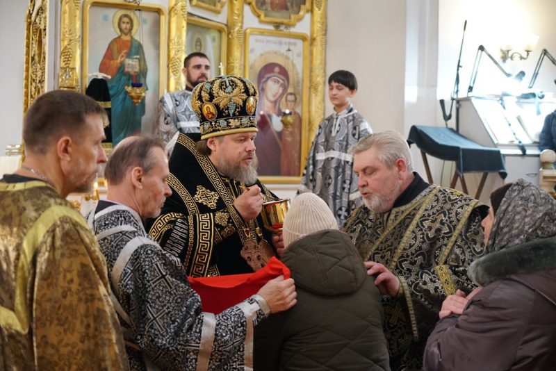 В пятницу первой седмицы Великого поста епископ Серафим совершил литургию Преждеосвященных Даров в храме Казанской иконы Божией Матери города Бийска 