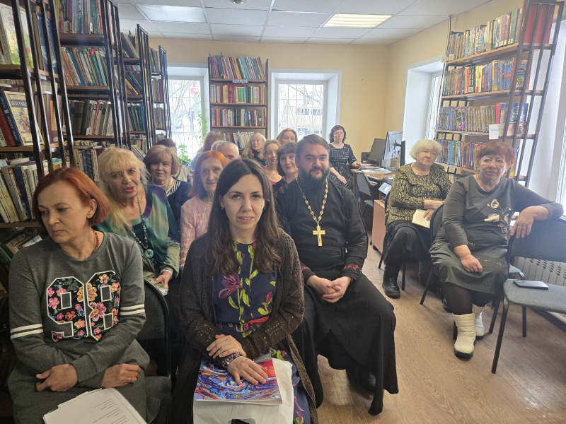 Благочинный Белокурихинского округа принял участие в мероприятии в городской библиотеке, посвященном международному женскому дню