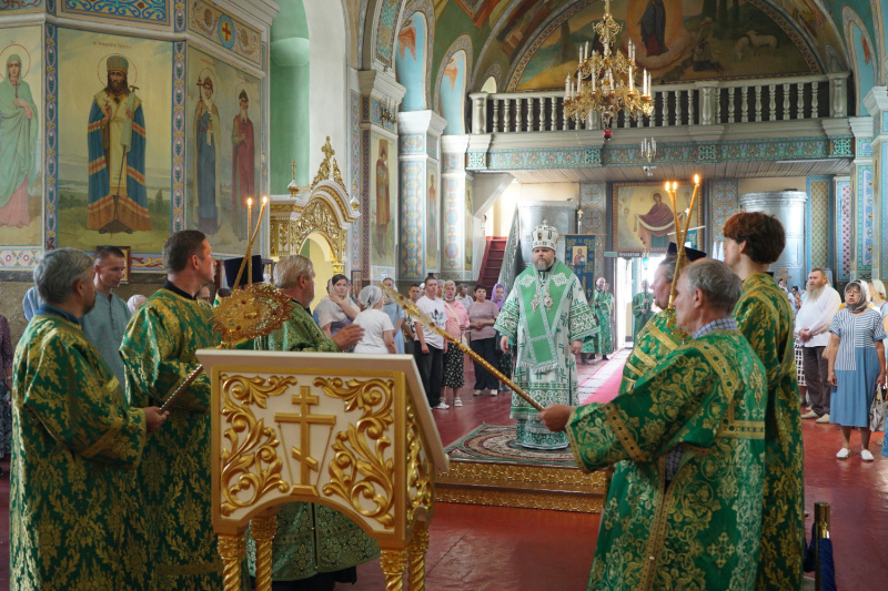 В день памяти святых Петра и Февронии епископ Серафим совершил Божественную литургию в Успенском кафедральном соборе