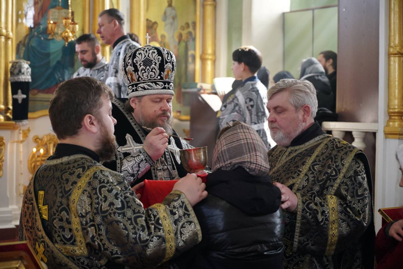 В среду первой седмицы Великого поста епископ Серафим совершил литургию Преждеосвященных Даров в Успенском кафедральном соборе 