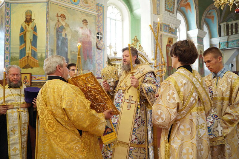Накануне Недели 3-й по Пятидесятнице епископ Серафим совершил всенощное бдение в Успенском кафедральном соборе