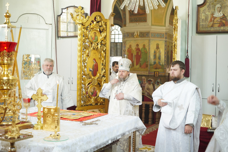 В Троицкую родительскую субботу епископ Серафим совершил  Божественную литургию в Успенском кафедральном соборе