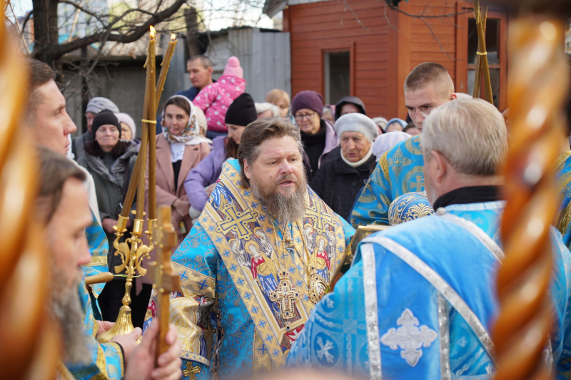 В день празднования Казанской иконы Божией Матери епископ Серафим совершил Божественную литургию в Казанском храме города Бийска