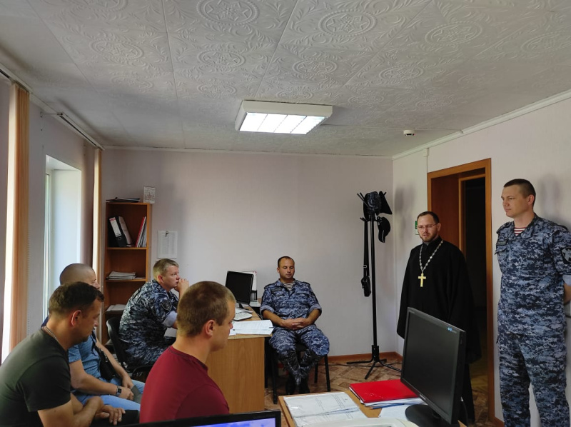 Благочинный Красногорского церковного округа провел беседу с личным составом местного отделения Росгвардии 