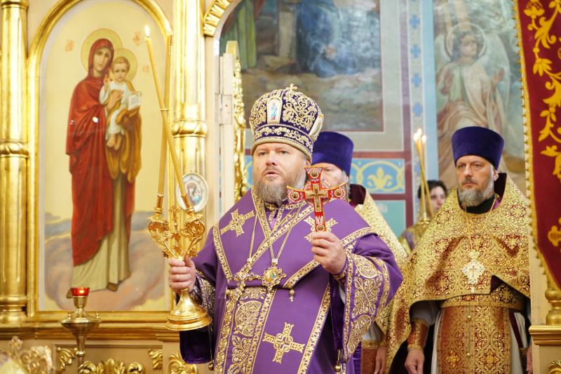 В праздник Происхождения (изнесения) Честных Древ Животворящего Креста Господня епископ Серафим совершил Божественную литургию в Успенском кафедральном соборе 