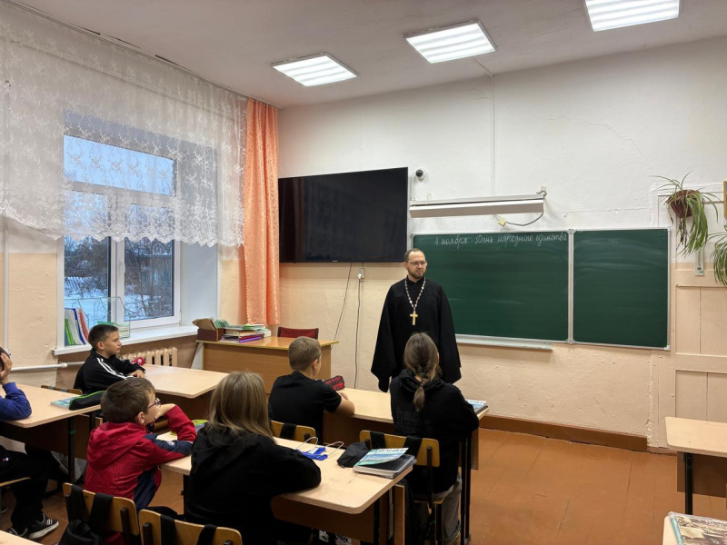 Благочинный Красногорского округа провел урок в школе, посвященный Дню народного единства