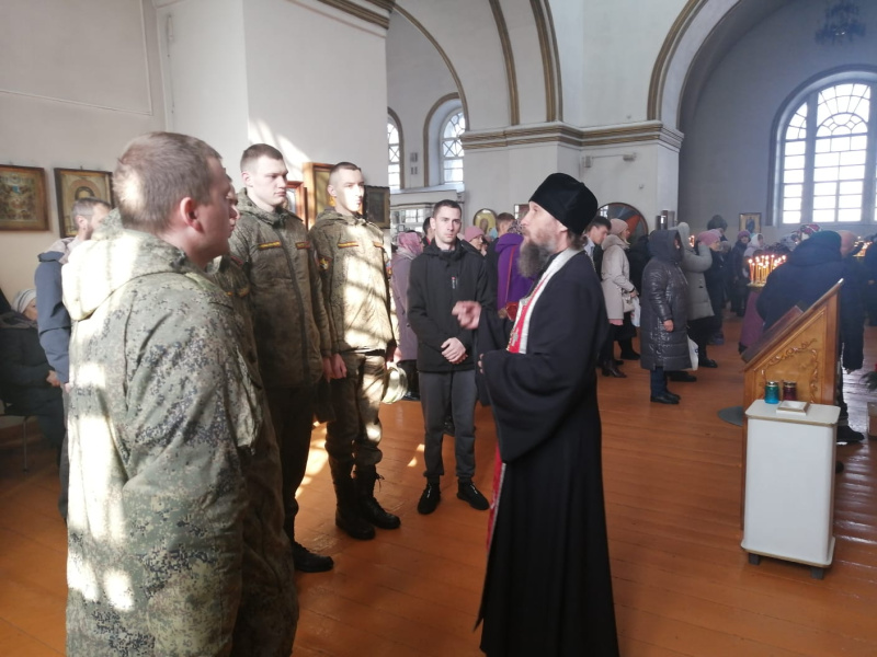 Военнослужащие Бийского гарнизона приняли участие в Пасхальном богослужении в храме Казанской иконы Божией Матери 