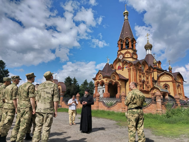 Военнослужащие войск национальной гвардии посетили село Сростки и храм великомученицы Екатерины 