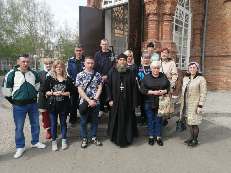 В праздник Пасхи помощник благочинного города Бийска по тюремному служению организовал посещение храма группой осужденных 
