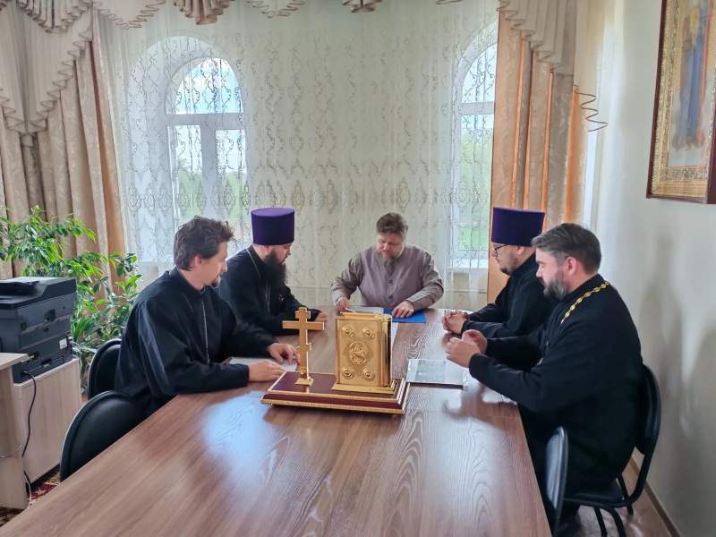 В Бийском епархиальном управлении прошло совещание по проведению крестного хода в село Коробейниково из Бийской епархии