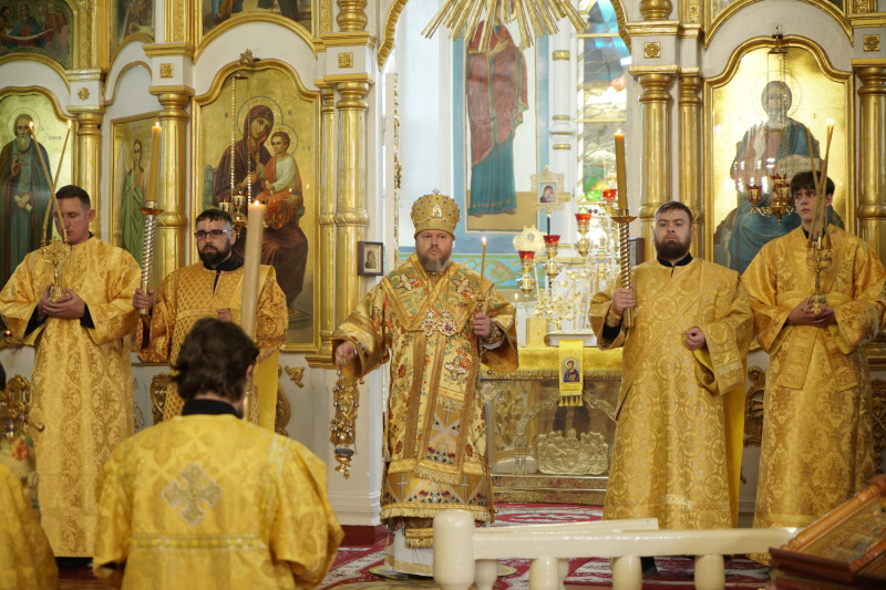Накануне Недели 16-й по Пятидесятнице епископ Серафим совершил всенощное бдение в Успенском кафедральном соборе