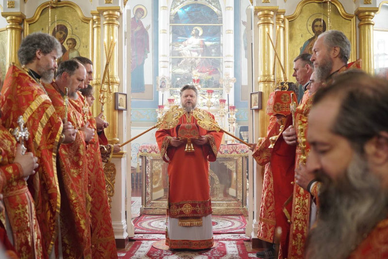 В День Победы в Великой Отечественной войне епископ Серафим совершил Божественную литургию в Успенском кафедральном соборе 