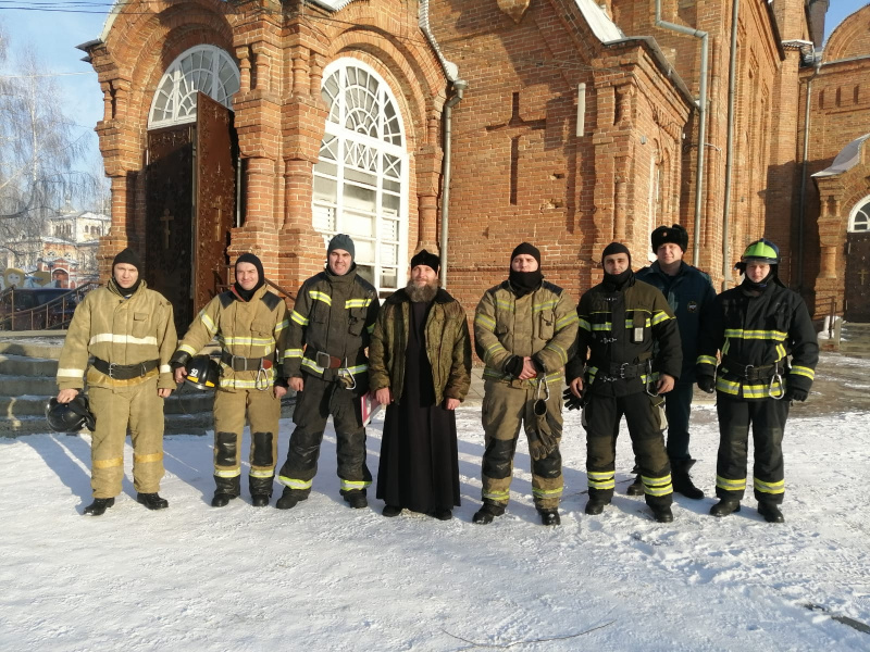 Подразделения МЧС провели выездное занятие по храму Казанской иконы Божией Матери города Бийска и посетили храм с экскурсией  