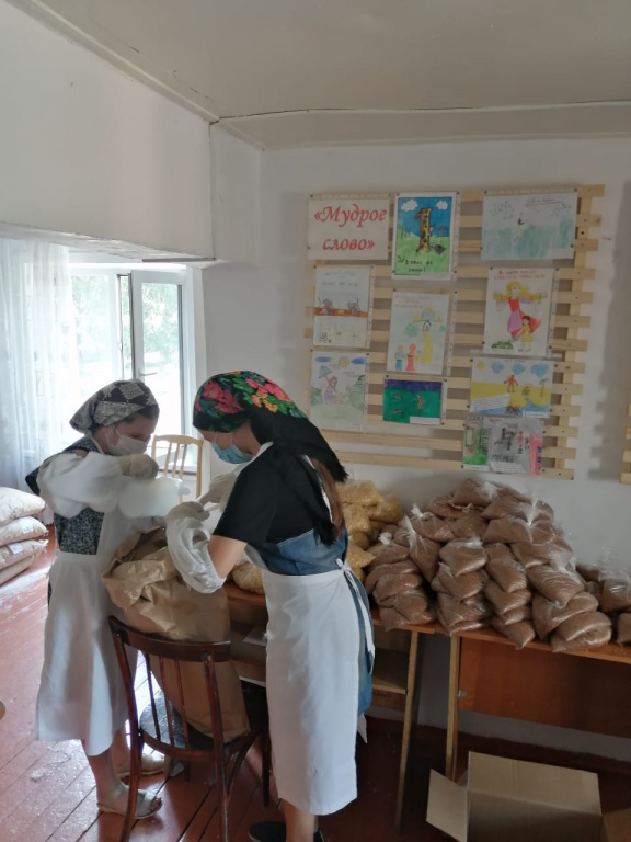 Воспитанники детской воскресной школы Казанского храма г. Бийска приняли участие в формировании продуктовых наборов для многодетных и малообеспеченных семей