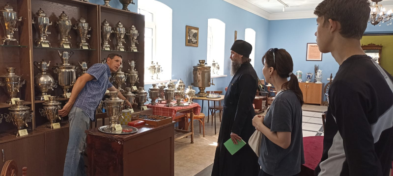 Представители «Движения Первых» посетили Музей истории Алтайской духовной миссии 