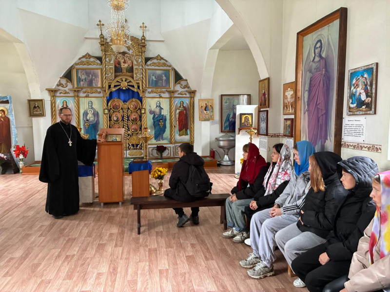 В храме Святой Троицы села Красногорское состоялся урок со школьниками на тему: " Житие преподобного Сергия Радонежского"