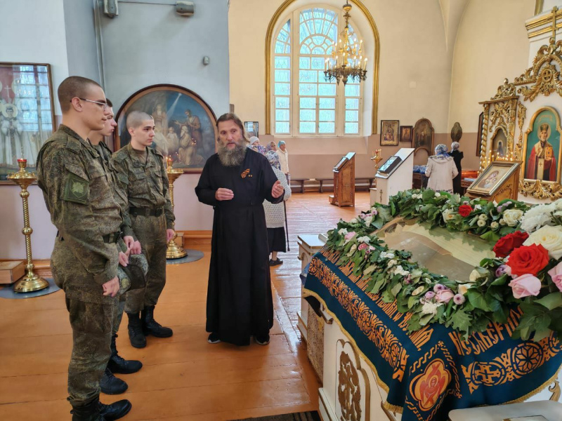 Руководитель отдела по взаимодействию с вооруженными силами и правоохранительными органами организовал для военнослужащих посещение храма Казанской иконы Божией Матери города Бийска