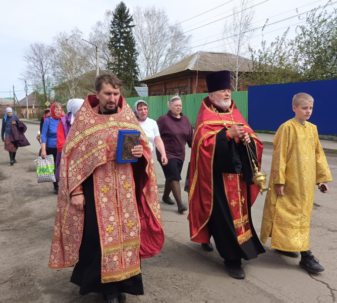 В селе Алтайское прошел традиционный Пасхальный крестных ход 