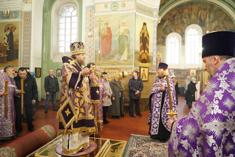 Накануне Недели 2-й Великого поста, святителя Григория Паламы, епископ Серафим совершил всенощное бдение в Успенском кафедральном соборе