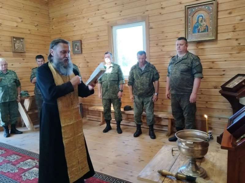 В праздник Медового Спаса руководитель отдела по взаимодействию с вооруженными силами и правоохранительными органами совершил богослужение в воинской часовне и обратился с пастырским словом к участникам военных сборов 