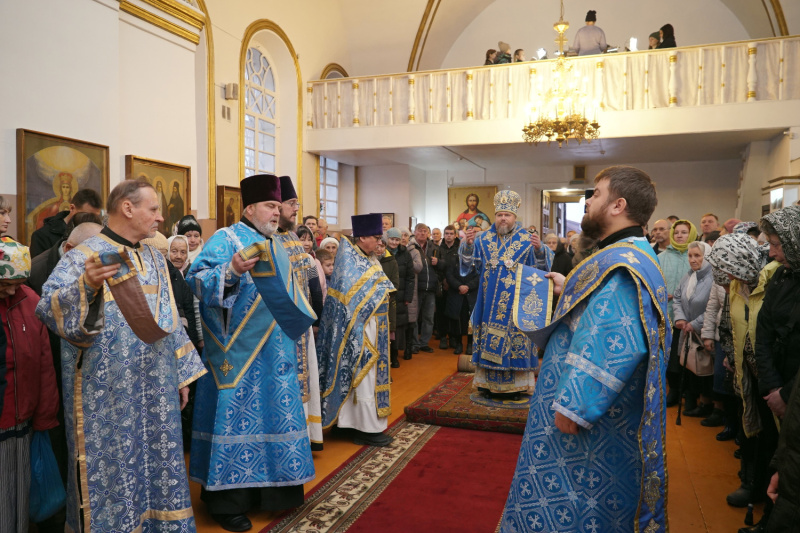 В день празднования Казанской иконы Божией Матери епископ Серафим совершил Божественную литургию в Казанском храме города Бийска