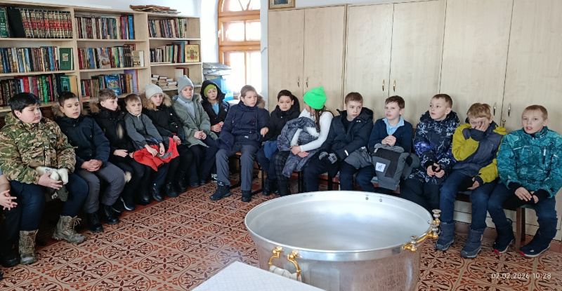 Храм преподобного Сергия Радонежского села Верх-Катунское посетили ученики 4-го классов сельской школы 