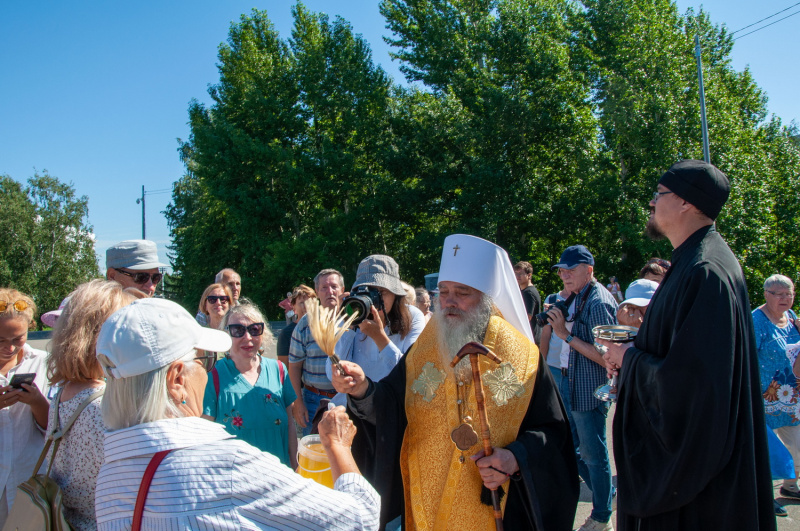 В День пчеловода митрополит Сергий освятил мед нового урожая на площади  Сахарова