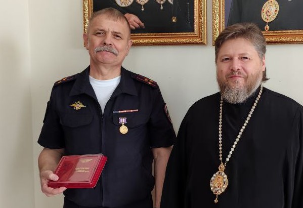 Епископ Серафим наградил начальника МУ МВД России «Бийское» юбилейной медалью Бийской епархии 