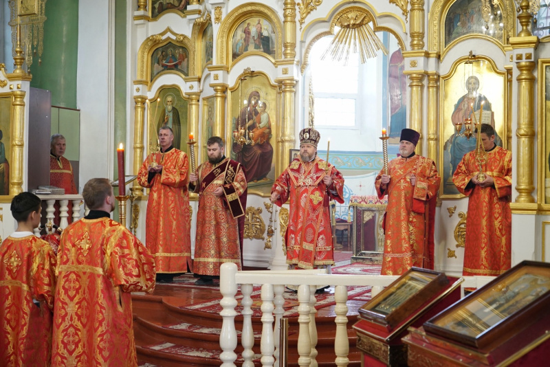 В канун дня памяти великомученика Георгия Победоносца епископ Серафим совершил всенощное бдение в Успенском кафедральном соборе 
