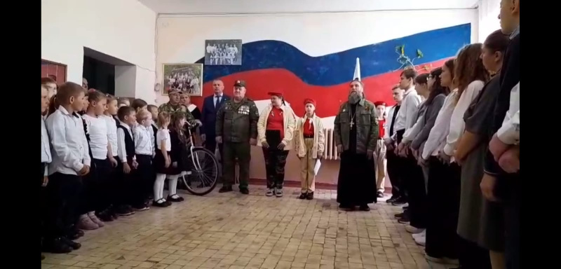 Руководитель отдела по взаимодействию с вооруженными силами и правоохранительными органами принял участие в торжественной линейке в селе Енисейское