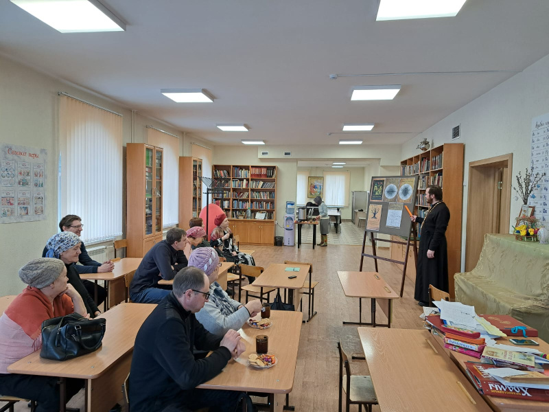 В Успенском кафедральном соборе города Бийска прошло первое мероприятие, в рамках просветительской акции "Живая книга"