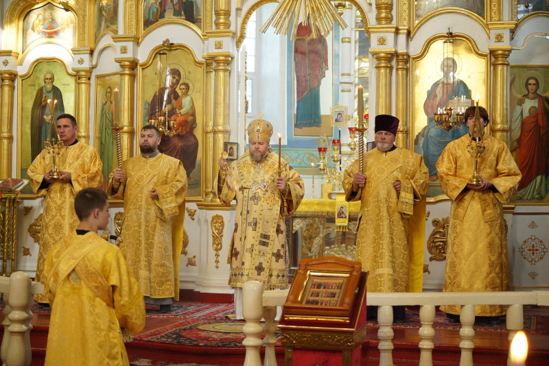 Накануне Недели 3-й по Пятидесятнице епископ Серафим совершил всенощное бдение в Успенском кафедральном соборе