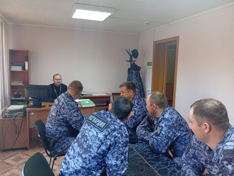 Благочинный Красногорского округа провел беседу с сотрудниками Росгвардии, посвященную Дню народного единства 