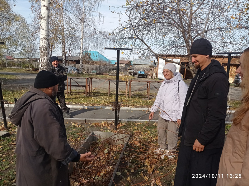 На приходе Свято-Троицкого храма села Малоугренево прошел мастер-класс по подготовке винограда к зиме