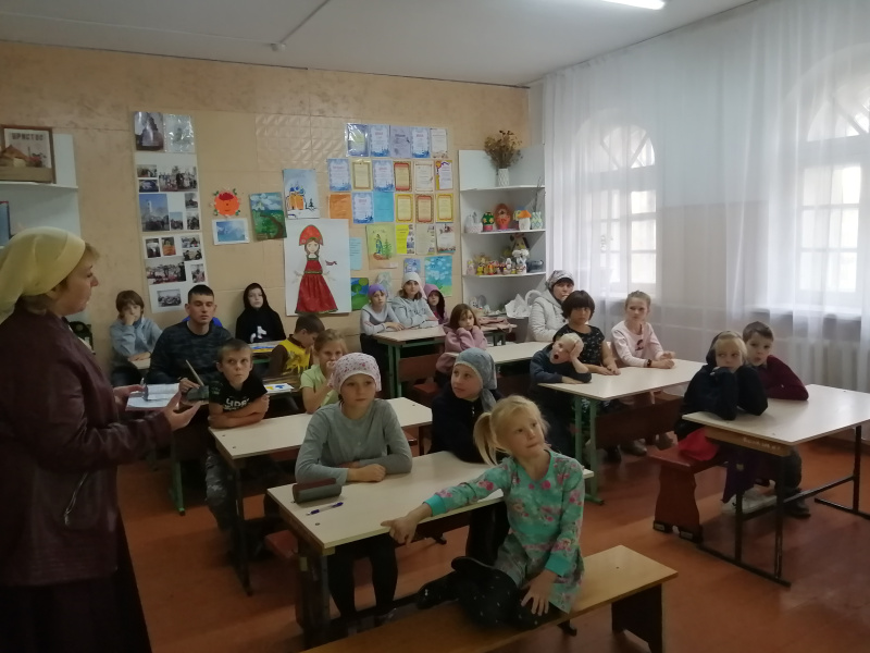 В воскресной школе Покровского храма провели урок, посвященный празднику Воздвижения Креста Господня