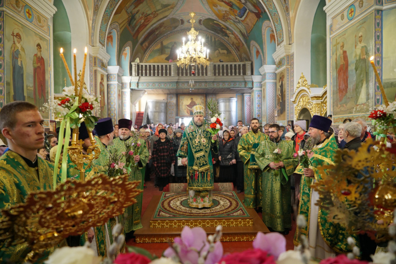В праздник Входа Господня в Иерусалим епископ Серафим совершил Божественную литургию в Успенском кафедральном соборе 