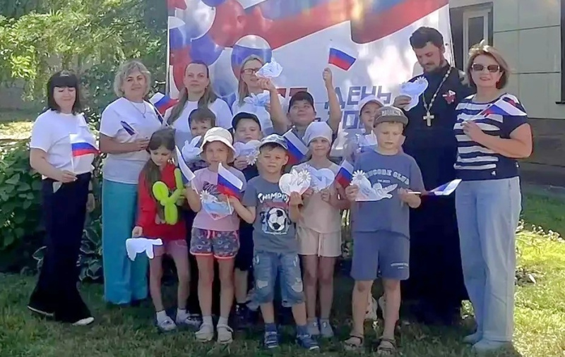 Священник Пантелеимоновского собора города Белокурихи принял участие в мероприятии для детей, посвященном Дню России 