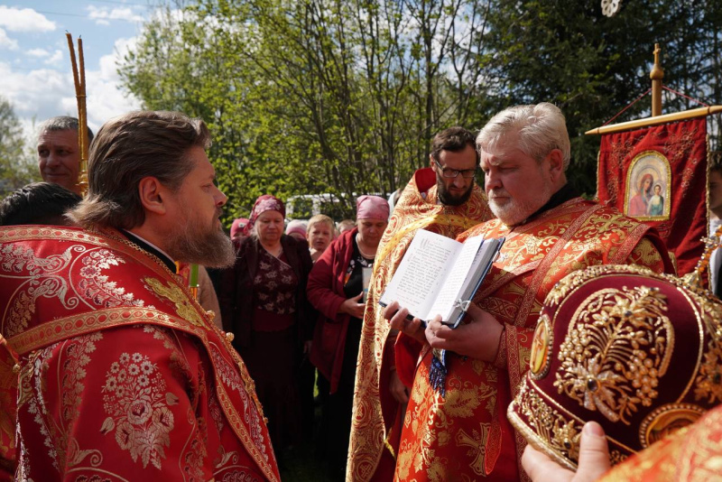 В день памяти великомученика Георгия Победоносца епископ Серафим совершил Божественную литургию в Свято-Георгиевском храме села Воеводское 