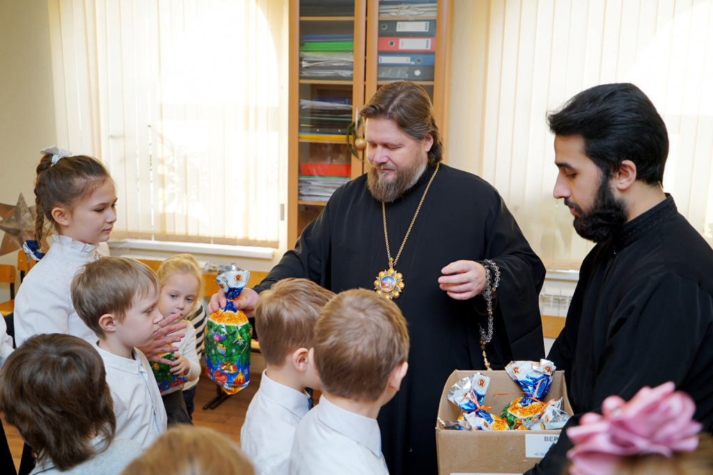 Воспитанники воскресных школ Бийской епархии поздравили епископа Серафима с Рождеством Христовым