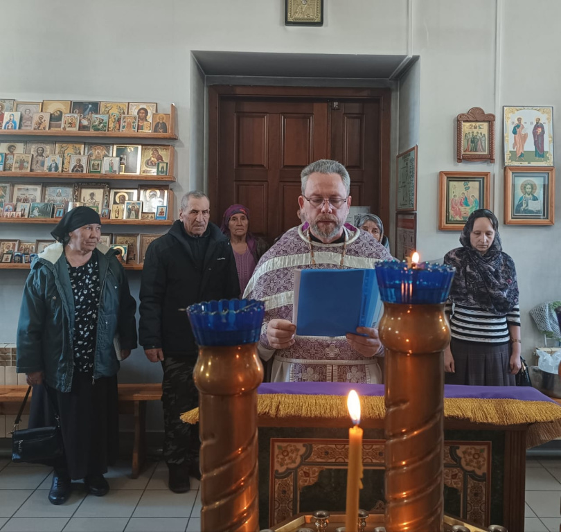 В храме святителя Николая Чудотворца села Солонешное продолжается еженедельное молитвенное пение об участниках СВО